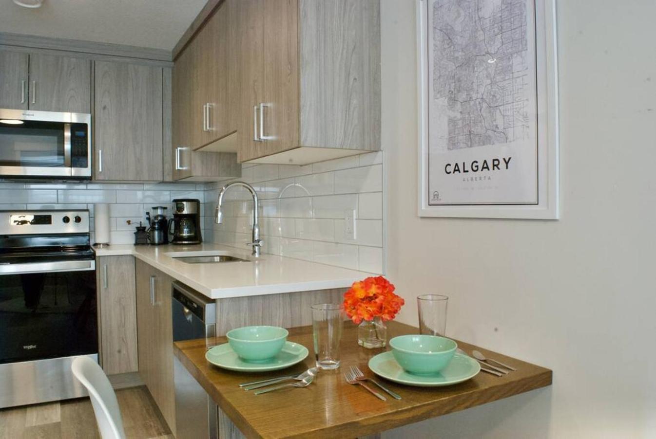 Contemporary 1Br Home Full Kitchen Smarttv Calgary Exterior photo